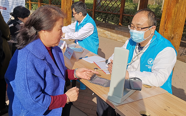 【学雷锋日】华球体育平台,华球体育（中国）举办“爱满京城，牵手智慧家医”志愿服务活动(图5)